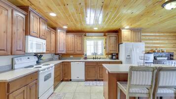 House (6 Bedrooms) | Interior