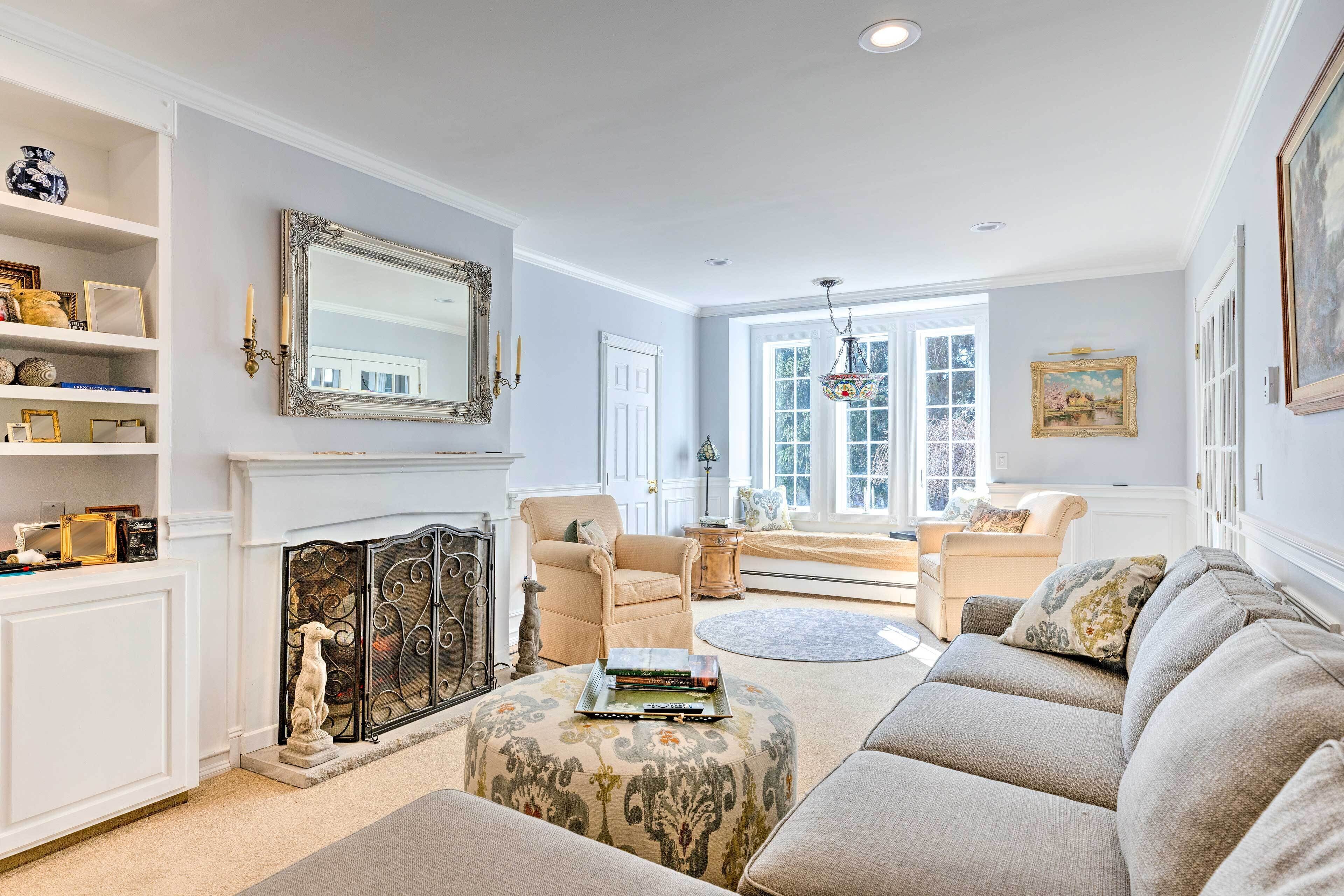 TV, perapian, meja tenis meja, dan buku