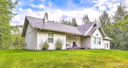 Charming Wasilla Retreat: Walk to Lake Lalen!