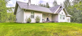Charming Wasilla Retreat: Walk to Lake Lalen!