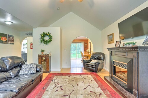 Charming Wasilla Retreat: Walk to Lake Lalen!