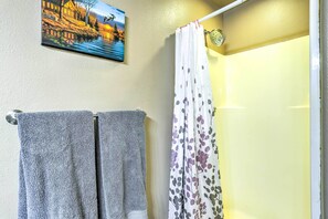 House (3 Bedrooms) | Interior - Charming Wasilla Retreat: Walk to Lake Lalen! (Wasilla)