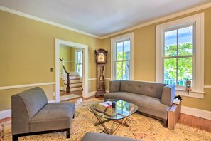 TV, pendiangan, buku-buku 