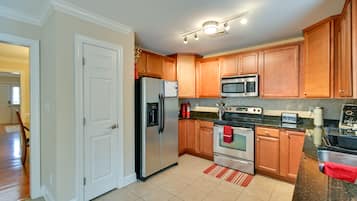 Apartment (3 Bedrooms) | Private kitchen | Microwave, oven, stovetop, dishwasher