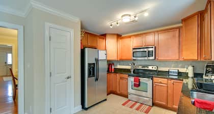 Charming Fayetteville Townhome, 9 Mi to Downtown!