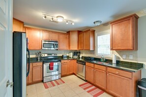 Apartment (3 Bedrooms) | Private kitchen | Microwave, oven, stovetop, dishwasher - Charming Fayetteville Townhome, 9 Mi to Downtown! (Fayetteville)
