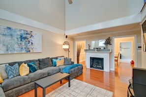 Apartment (3 Bedrooms) | Living area