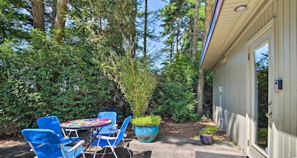 Coos Bay Cottage w/ Fireplace & BBQ Patio!