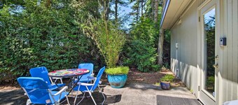 Coos Bay Cottage w/ Fireplace & BBQ Patio!