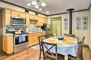 Cottage (2 Bedrooms) | Interior - Coos Bay Cottage w/ Fireplace & BBQ Patio! (Coos Bay)