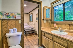 Cottage (2 Bedrooms) | Interior - Coos Bay Cottage w/ Fireplace & BBQ Patio! (Coos Bay)