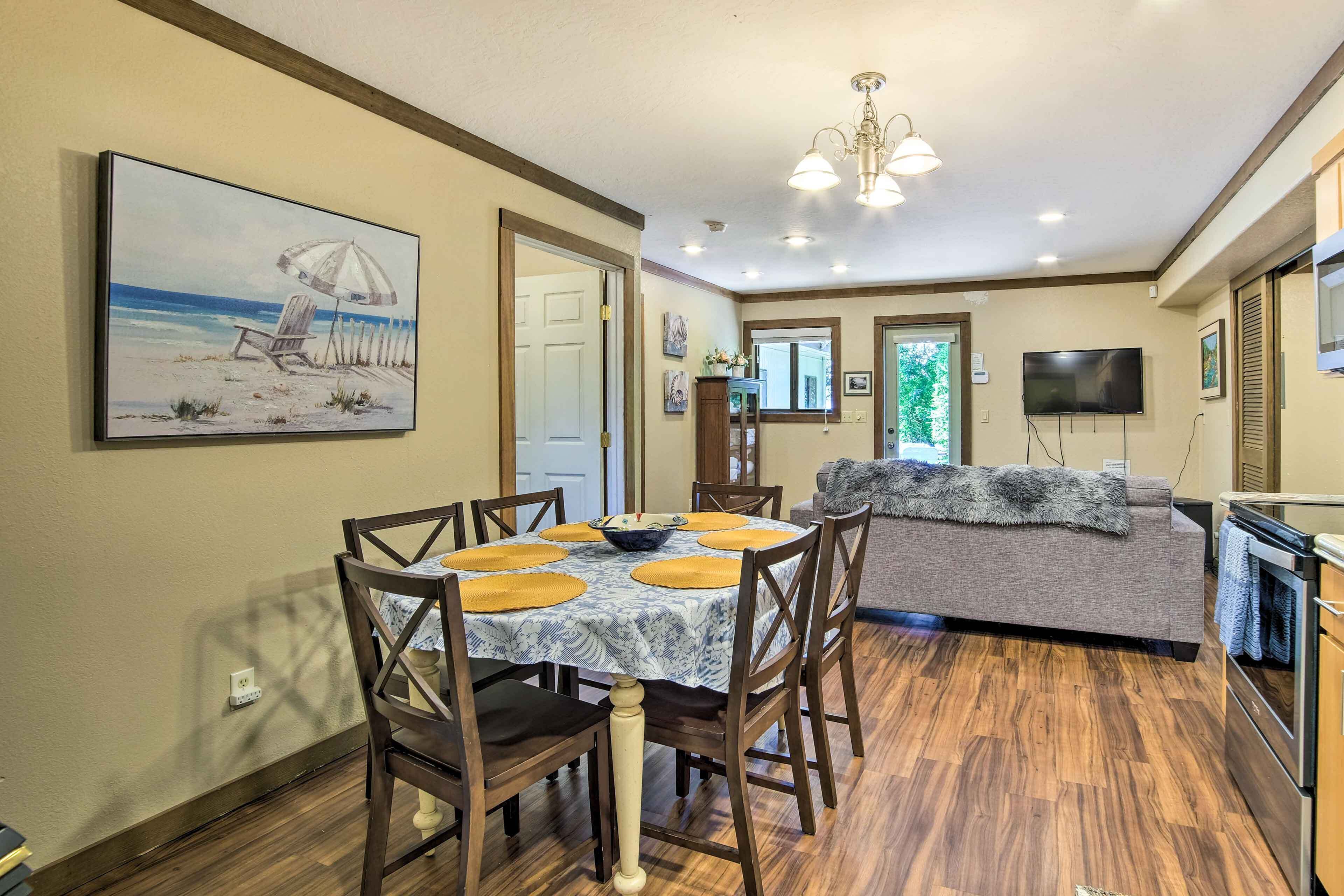 Coos Bay Cottage w/ Fireplace & BBQ Patio!