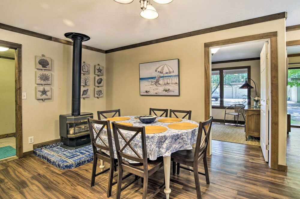 Coos Bay Cottage w/ Fireplace & BBQ Patio!