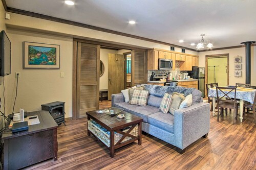 Coos Bay Cottage w/ Fireplace & BBQ Patio!