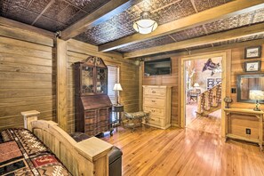 3 bedrooms, laptop workspace, iron/ironing board, bed sheets
