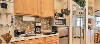 ที่พักที่สะดวกและอบอุ่นใน Elmont พร้อมพื้นที่ระเบียง!