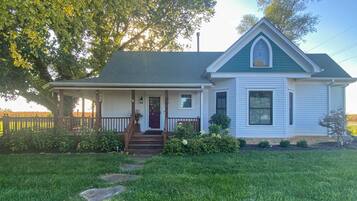 Cottage (2 Bedrooms) | Front of property