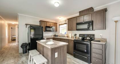 Cozy Cassopolis Retreat on Little Fish Lake!