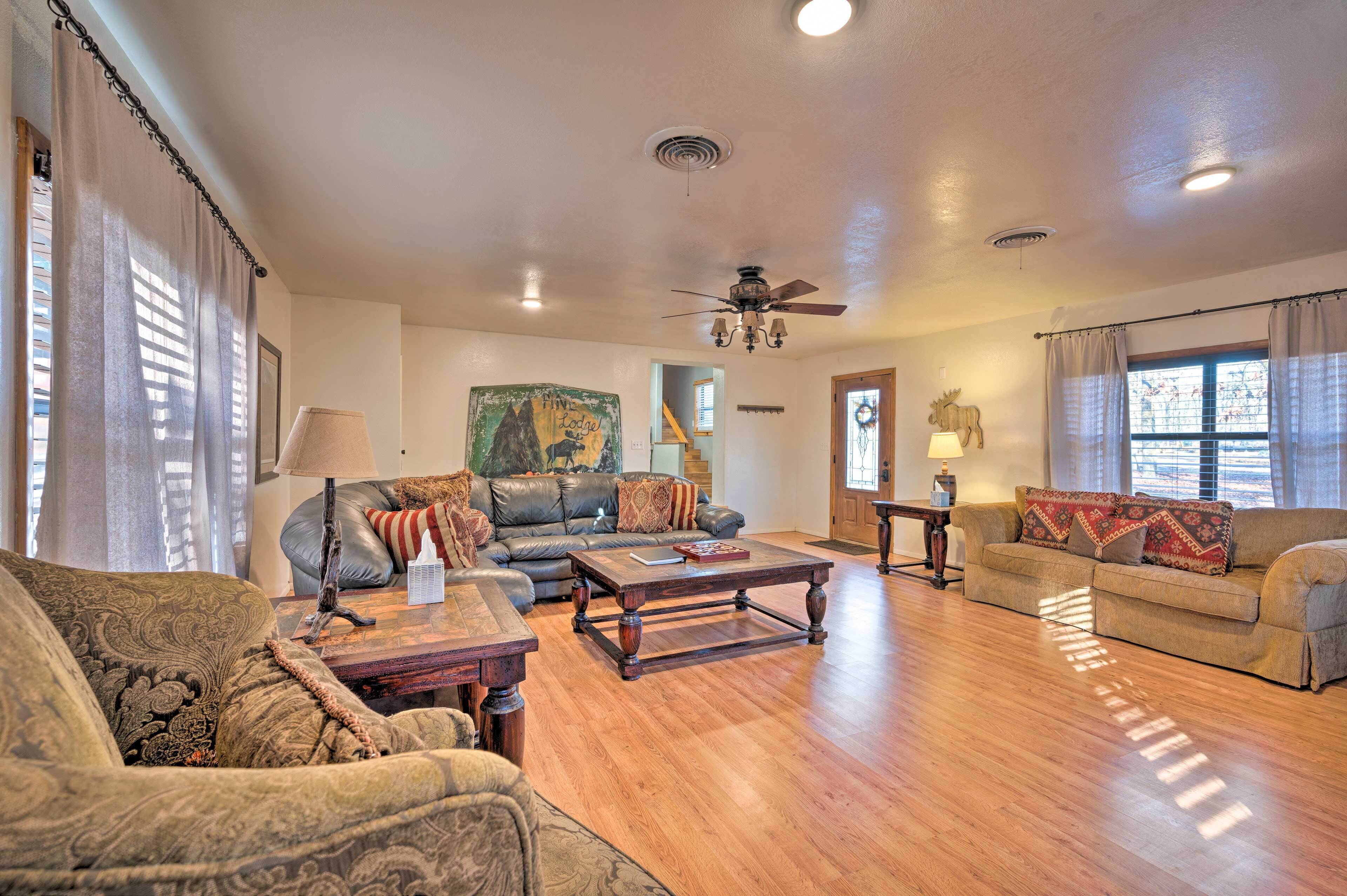 Cozy Broken Bow Cabin w/ Hot Tub - 5 Mins to Lake!