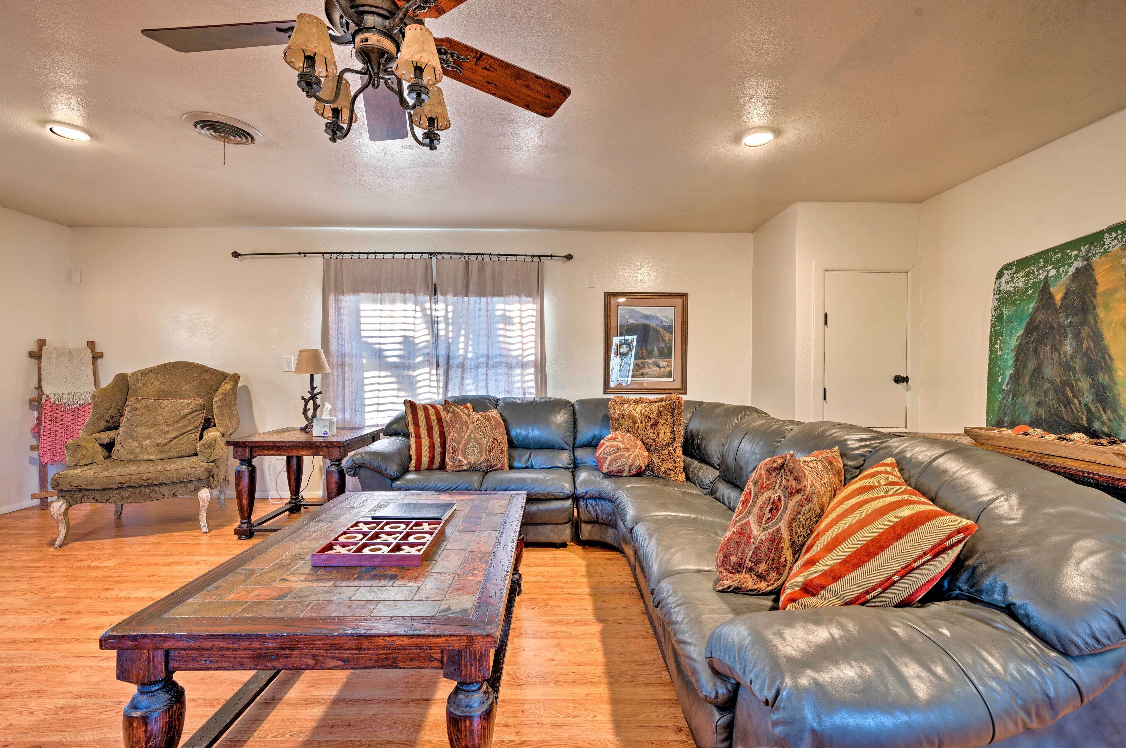 Cozy Broken Bow Cabin w/ Hot Tub - 5 Mins to Lake!