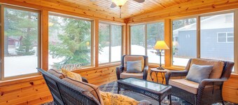Cozy Cottage w/ Sunroom - Walk to Higgins Lake!