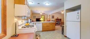 Cozy Cottage w/ Sunroom - Walk to Higgins Lake!