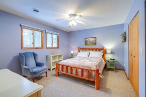 Cottage (3 Bedrooms) | Interior - Cozy Cottage w/ Sunroom - Walk to Higgins Lake! (Roscommon)