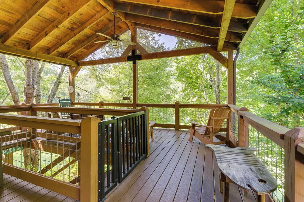 Cozy Creekside Cabin w/ Fire Pit & Views! - Standing Indian, NC