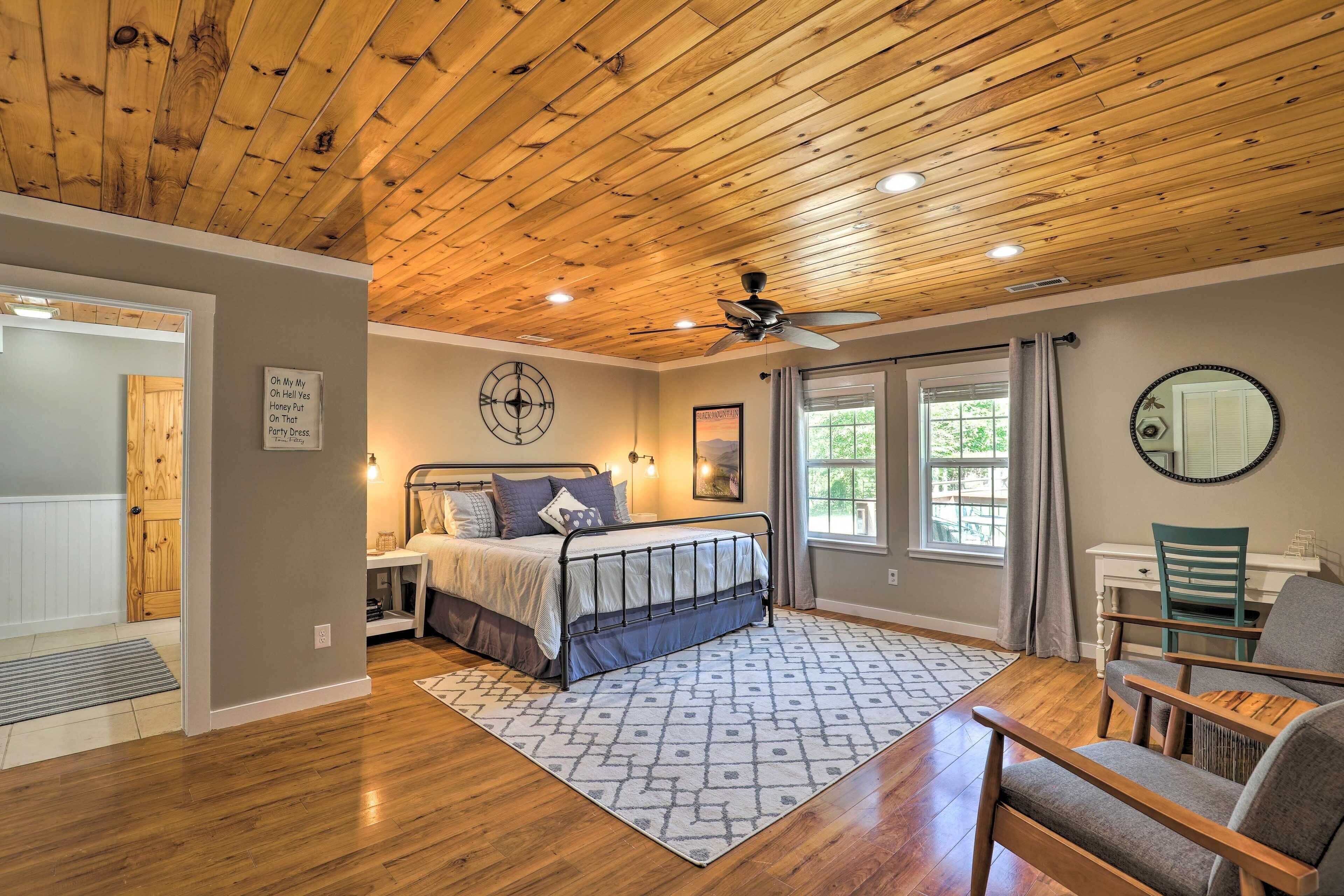 Cozy Cottage Between Asheville & Black Mountain!