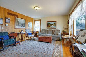 Interior - 'dragons Roost' Cabin w/ Sangre de Cristo Views! (Florissant)