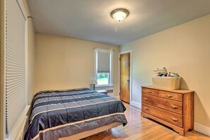 House (3 Bedrooms) | Interior - Cozy Middletown Home Near Beaches + Newport! (Middletown)