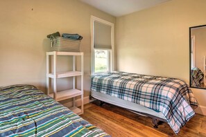 House (3 Bedrooms) | Interior - Cozy Middletown Home Near Beaches + Newport! (Middletown)