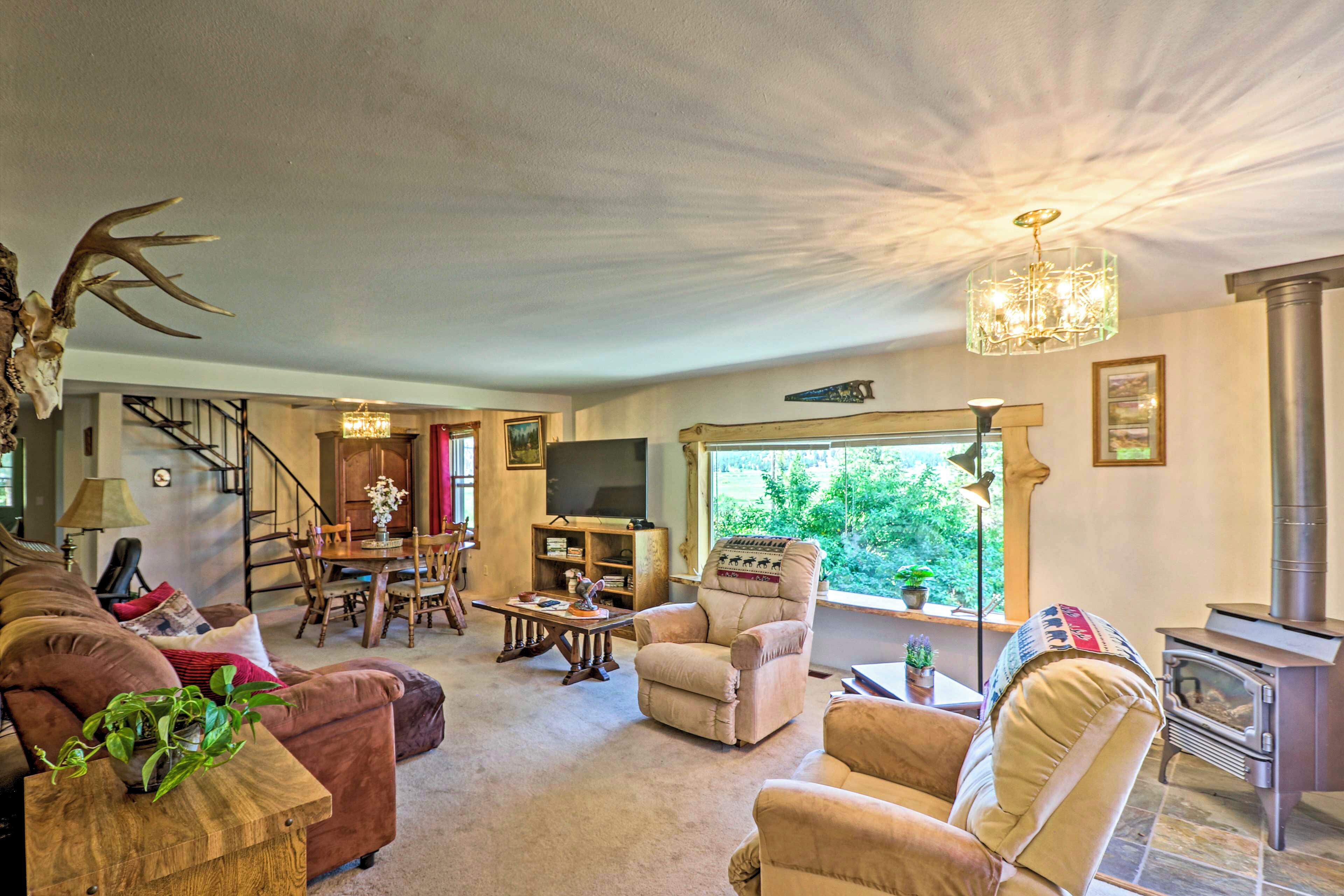 Cozy Montana Lake View Getaway - Fish & Hike!