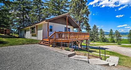 Cozy Montana Lake View Getaway - Fish & Hike!