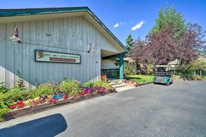 A building with a sign for 'Big Sky Golf Course' and a 'Bunker Bar & Grill'. - Big Sky Condo w/ Resort Amenities & Mountain Views (Big Sky)