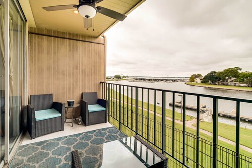 Dreamy Lake Conroe Escape: Boat, Golf, and Swim!