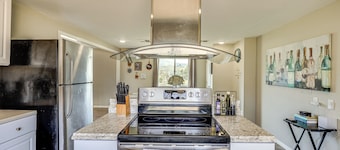 Escondido Vineyard Estate: Walk to Wineries!