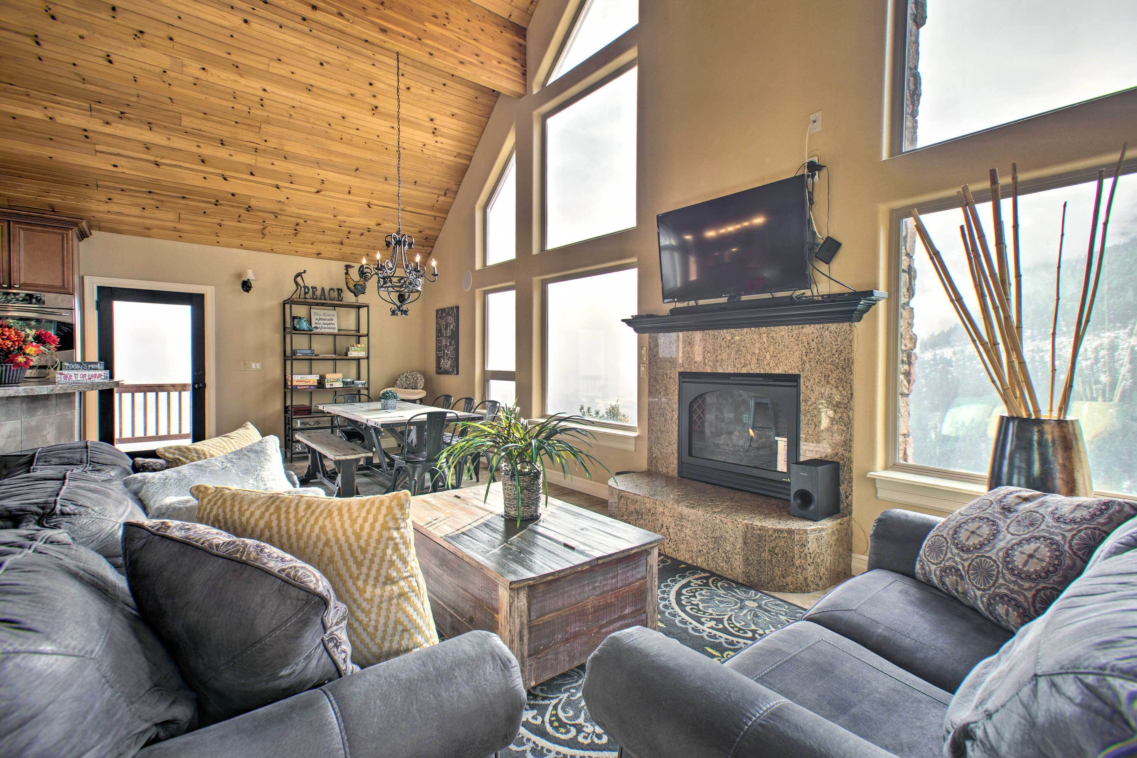 Evergreen Cabin w/ Hot Tub & Panoramic Mtn Views!