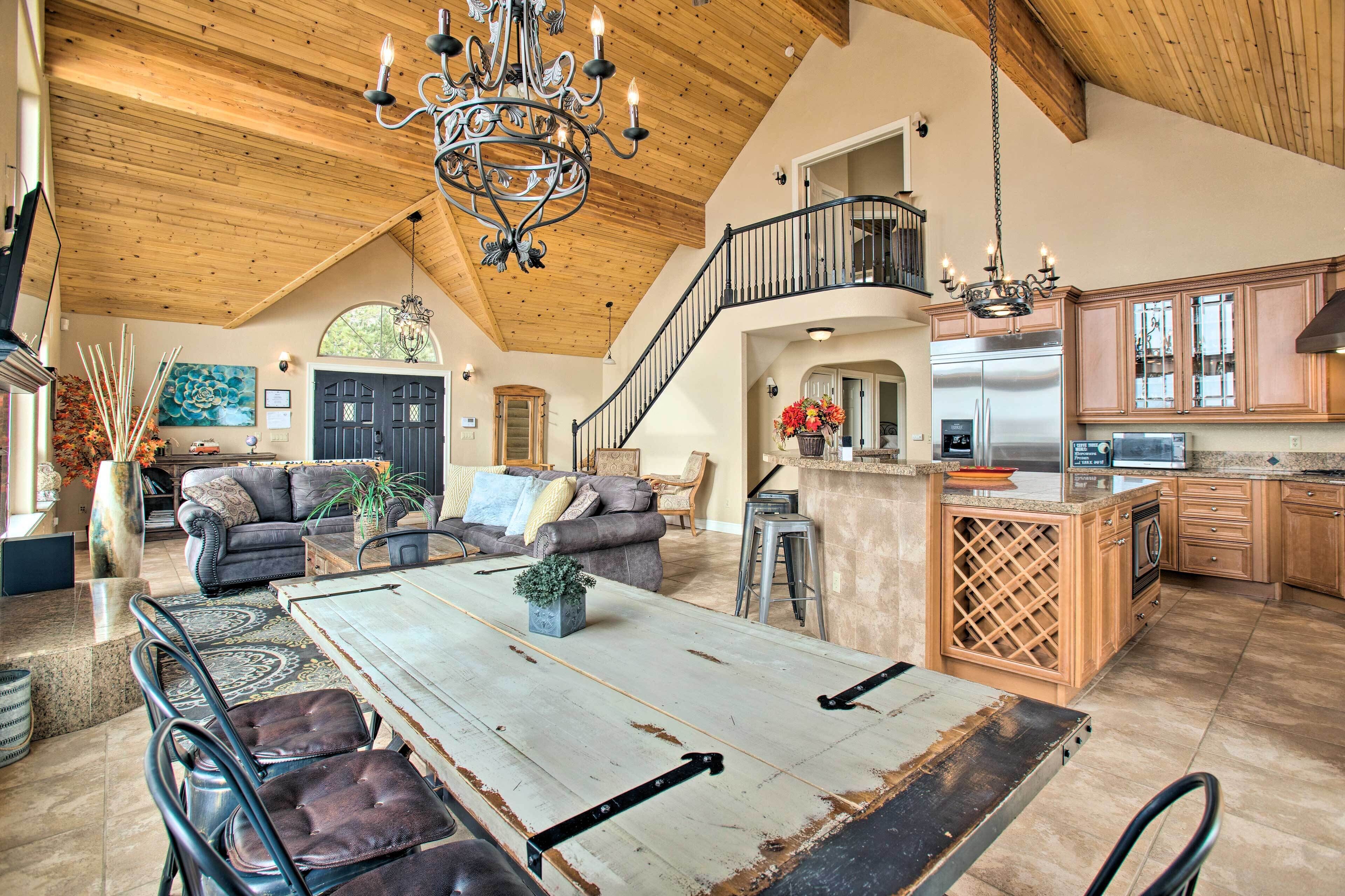 Evergreen Cabin w/ Hot Tub & Panoramic Mtn Views!