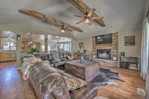 TV, fireplace, books - Ruidoso Home w/ Deck, Grill & Pool Table! (Ruidoso)