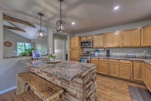 House (4 Bedrooms) | Private kitchen | Microwave, oven, stovetop, dishwasher - Ruidoso Home w/ Deck, Grill & Pool Table! (Ruidoso)