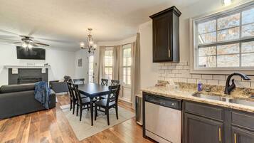 House (3 Bedrooms) | Interior