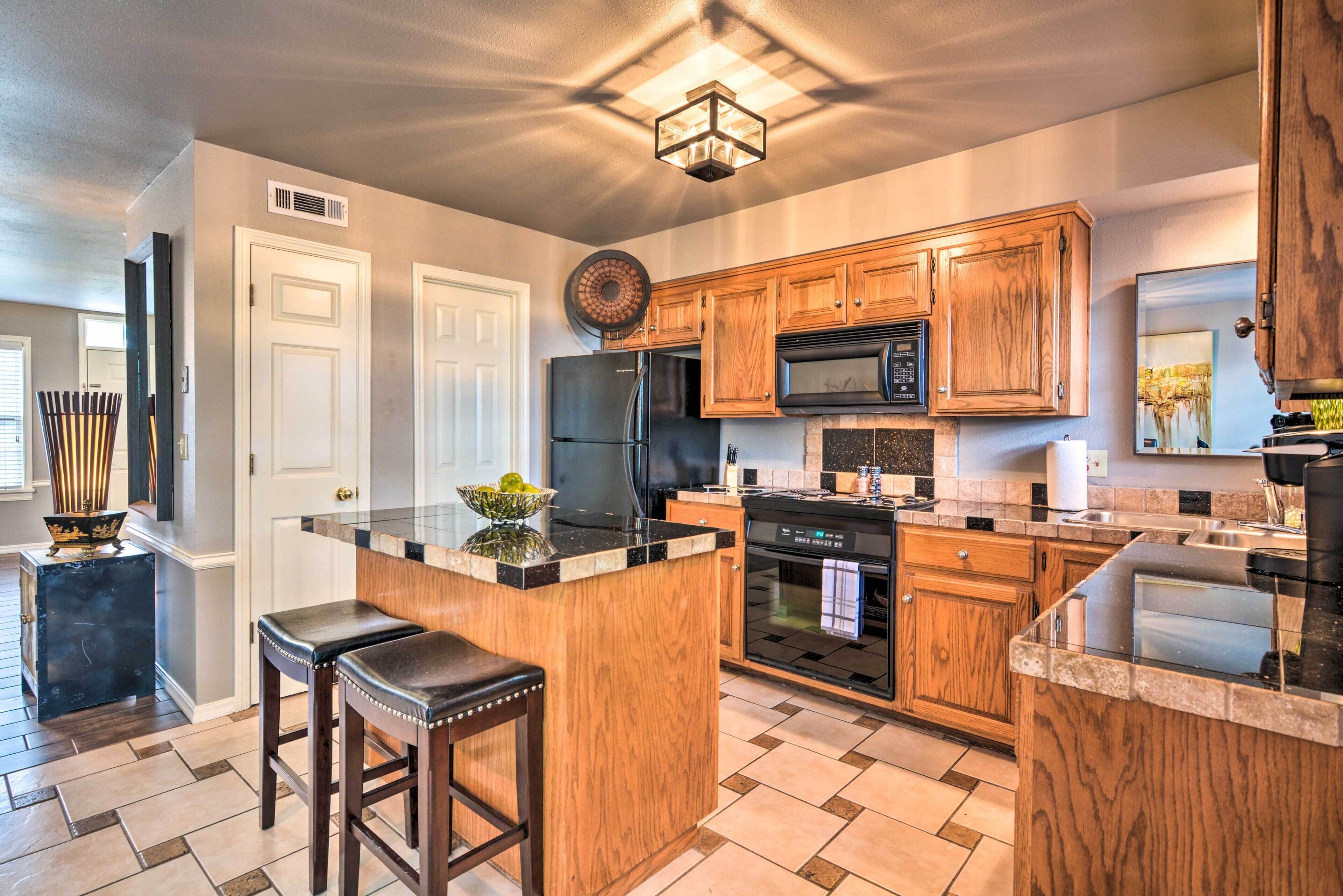 Fayetteville Home w/ Patio - 3 ½ Mi to Downtown