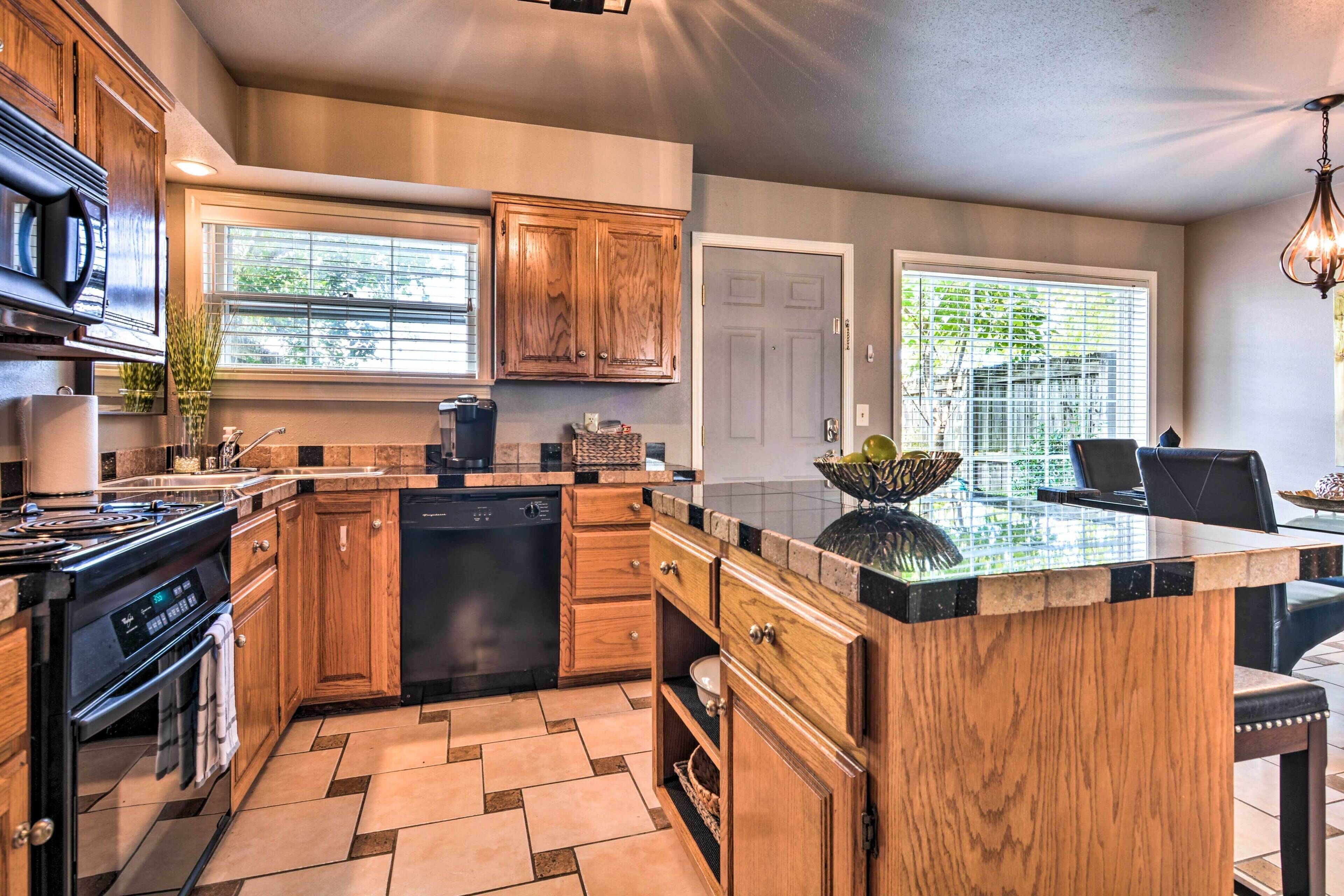 Fayetteville Home w/ Patio - 3 ½ Mi to Downtown