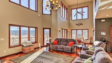 House (5 Bedrooms) | Interior