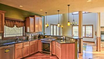 House (5 Bedrooms) | Interior