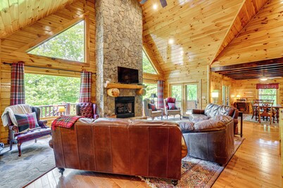 Hike, Fish & Golf: Burnsville Retreat w/ Deck!