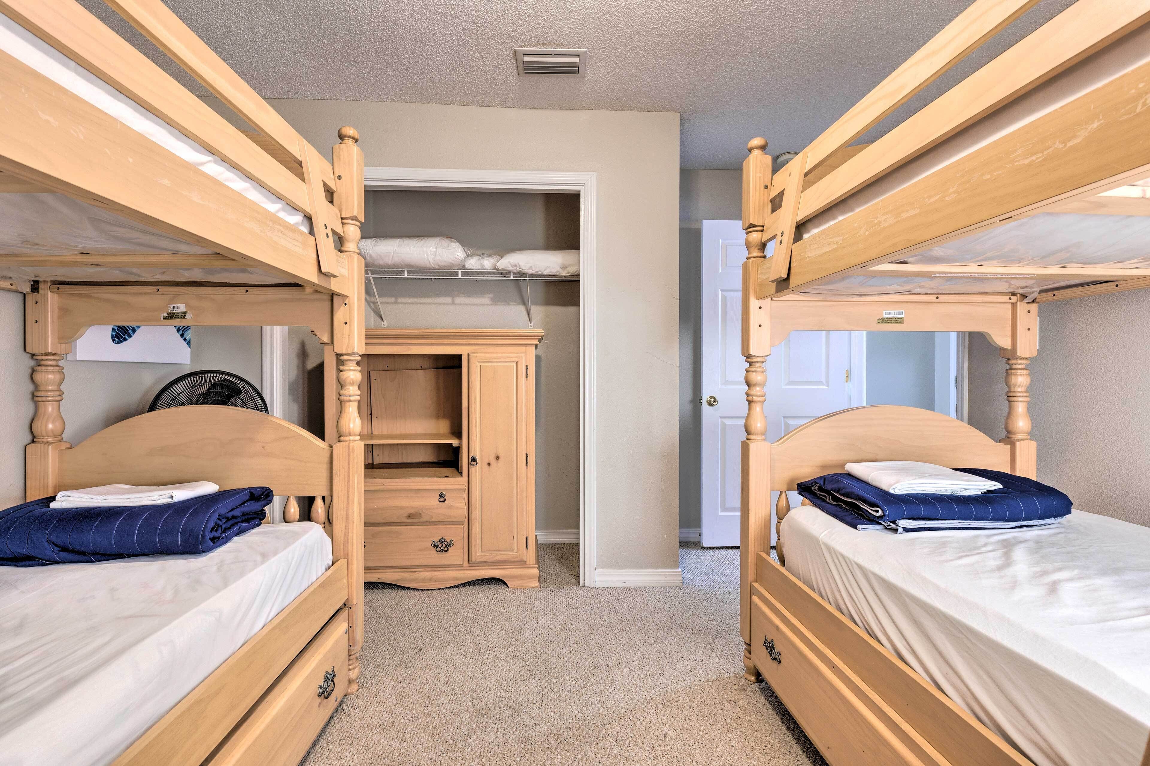 Home With Hot Tub & Yard, < 2 Miles to The Wharf!