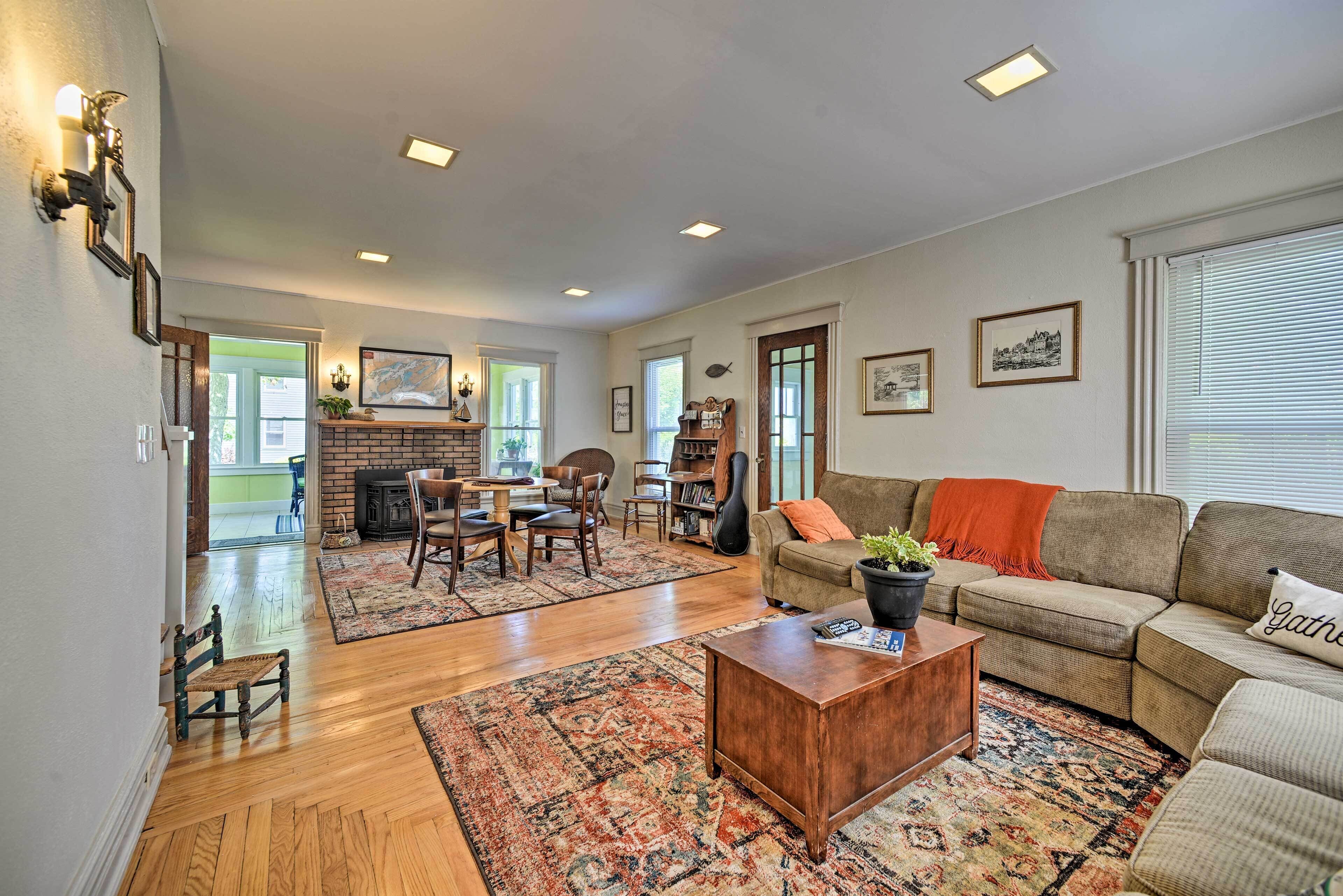 Home W/patio, 2 Blocks to St. Lawrence River