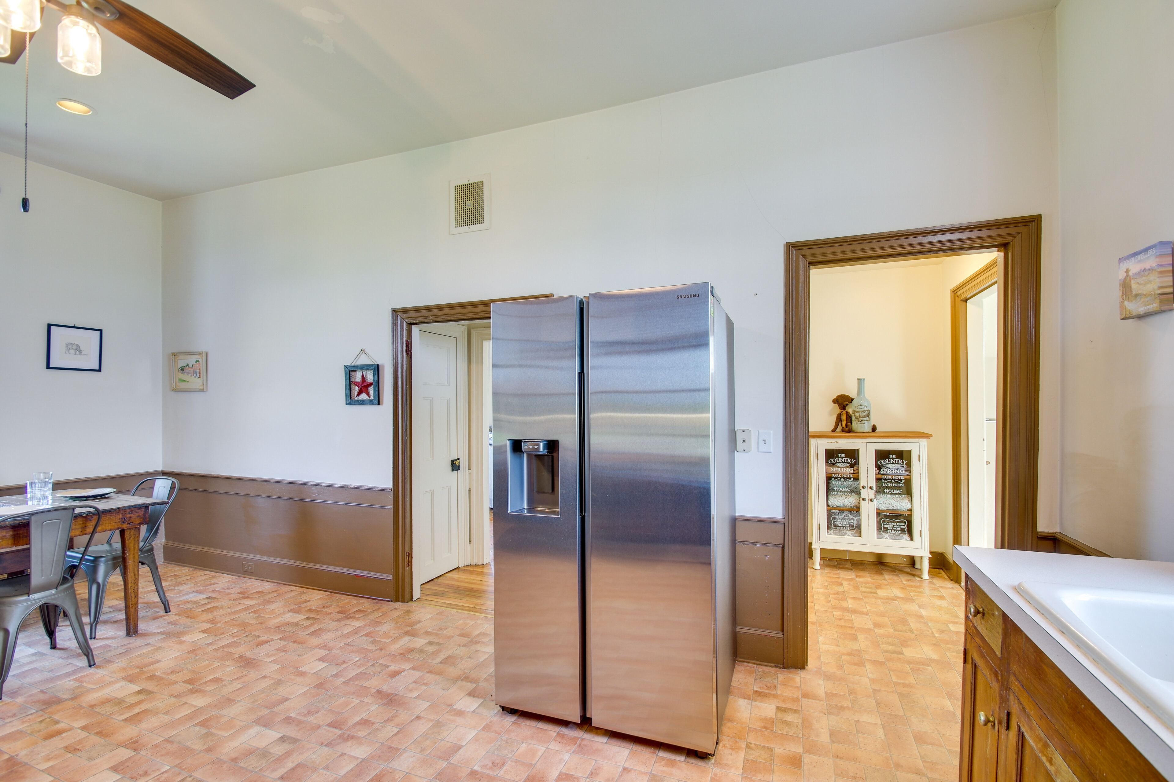 Idyllic Appomattox Home w/ Porch & Rocking Chairs!